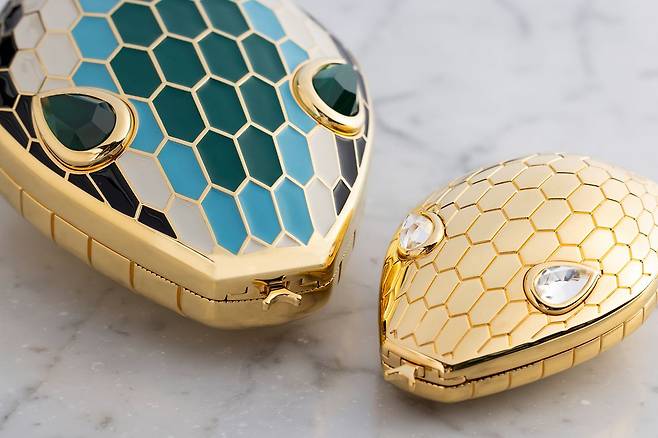 브랜드를 상징하는 세르펜티도 불가리 아이콘즈 미노디에르로 다시 태어났다. 뱀의 비늘을 떠오르게 하는 육각형 비늘이 돋보인다. 사진 불가리