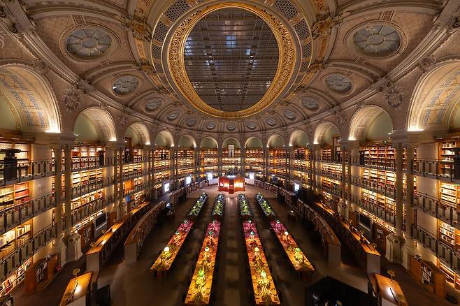 불가리는 프랑스 국립 도서관에서 아이콘즈 미노디에르 컬렉션와 캠페인 출시를 기념하는 행사를 열었다. 사진 불가리