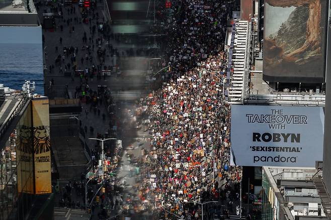 28일(혅지시간) 미국 뉴욕주 뉴욕의 타임스퀘어에서 수천 명의 시위대가 '왕은 없다(No Kings)' 시위에 참여하고 있다. EPA=연합뉴스