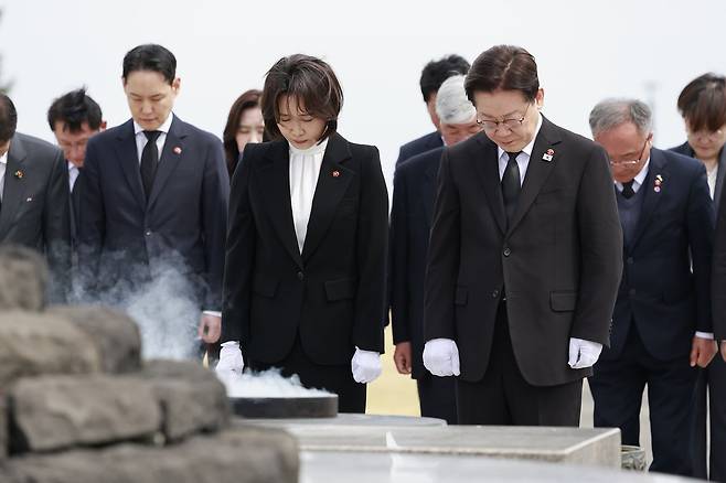 이재명 대통령과 김혜경 여사가 29일 제주 4·3 평화공원에서 분향 후 묵념하고 있다. 연합뉴스