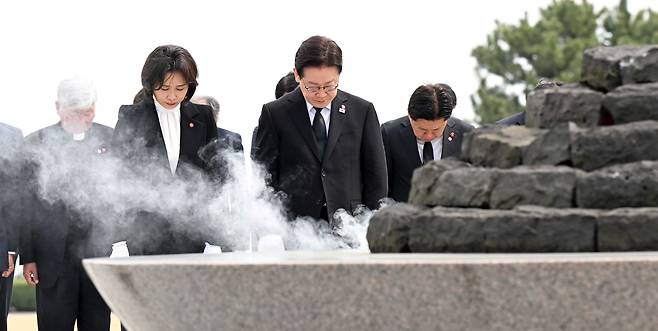 29일 제주 4·3 평화공원을 방문한 이재명 대통령과 김혜경 여사가 위령탑에 분향하고 있다. 청와대사진기자단