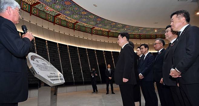 29일 제주 4·3 평화공원을 방문한 이재명 대통령과 김혜경 여사가 위패봉안실을 둘러보고 있다. 청와대사진기자단