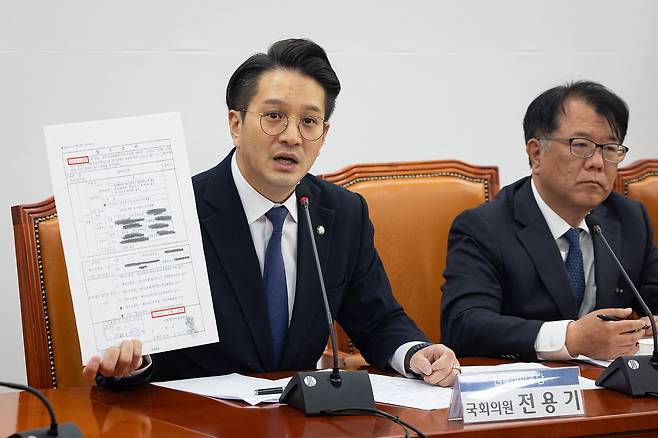 전용기 더불어민주당 의원이 29일 서울 여의도 국회에서 열린 쌍방울 대북송금 사건 긴급 기자간담회에서 압수조서를 들고 발언하고 있다. 뉴스1