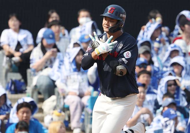 '솔로홈런'   (대구=연합뉴스) 김현태 기자 = 29일 대구 삼성라이온즈파크에서 열린 2026 신한 SOL뱅크 KBO리그 롯데 자이언츠와 삼성 라이온즈 경기. 4회 말 1사 상황에서 타석에 선 롯데 손호영이 솔로홈런을 친 뒤 그라운드를 돌고 있다. 2026.3.29   mtkht@yna.co.kr (끝)  〈저작권자(c) 연합뉴스, 무단 전재-재배포, AI 학습 및 활용 금지〉