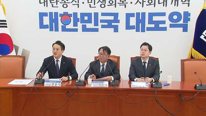 민주당 쌍방울 대북송금 사건 관련 검사 회유 의혹 핵심자료 공개 긴급기자회견에서 검사 녹취 내용을 발표하는 서민석 청주시장 예비후보(당시 이화영 전 부지사 측 변호인)