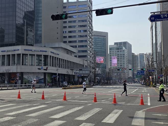 신호등에 초록불이 들어왔지만 마라톤 대회로 인해 통제가 되어 지나갈 수가 없는 모습이다. /사진=이정우 기자