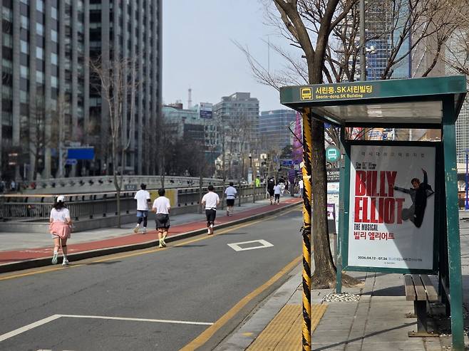 마라톤 대회로 인해 시내버스가 들어오지 못해 버스 정류장이 텅 비어있는 모습이다. /사진=이정우 기자