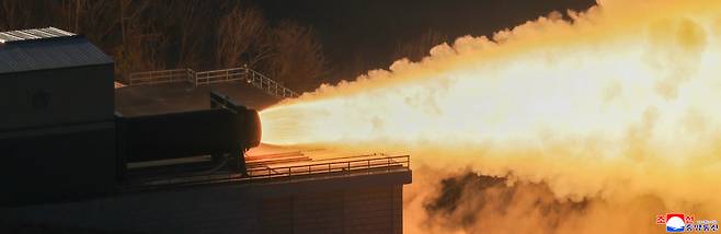 김정은 북한 국무위원장이 탄소섬유 복합재료를 이용한 대출력 고체 발동기(엔진) 지상분출시험을 참관했다고 조선중앙통신이 29일 보도했다. 조선중앙통신·연합뉴스