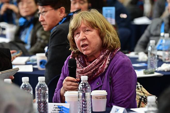 27일 경기도 파주시 캠프 그리브스에서 열린 2026 DMZ 세계문학페스타에서 노벨문학상 수상자인 스베틀라나 알렉시예비치가 발언하고 있다. 벨라루스 출신 작가 알렉시예비치는 구술 채록을 통한 문학 작업으로 2015년 노벨문학상을 수상했다. 경기도북부청 제공. 연합뉴스