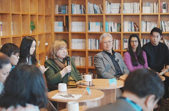 28일 경기도 파주출판도시에서 열린 ‘DMZ 세계문학페스타 2026’에 참석한 스베틀라나 알렉시예비치(가운데)와 문재인 전 대통령(오른쪽에서 세 번째)의 모습. DMZ세계문학페스타 조직위원회 제공