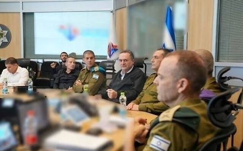 이스라엘 카츠 이스라엘 국방장관(가운데)이 지난 27일(현지시간) 전황평가 회의에서 발언하고 있다. 미국이 이란과 종전협상을 벌이는 상황에서 이스라엘은 연일 이란에 대한 군사공격을 확대하고 있다. 연합뉴스