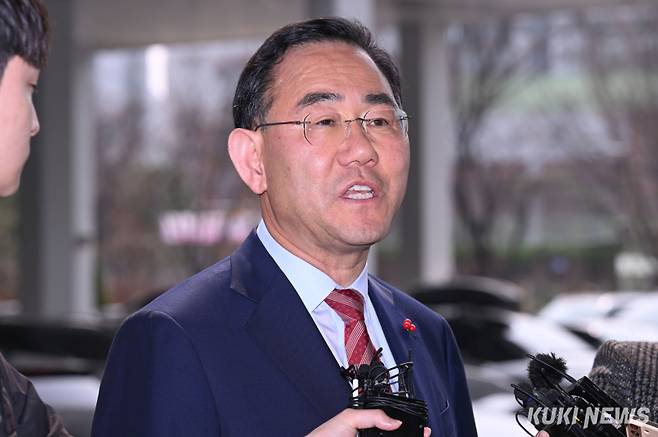 국민의힘 대구시장 공천에서 컷오프된 주호영 국회부의장이 29일 보수 몰락을 막기 위한 공천 구조 전면 개혁을 촉구했다. 사진은 주호영 부의장이 컷오프 결정에 반발해 낸 가처분 사건 심문을 위해 27일 양천구 서울남부지방법원으로 들어가기 전 모습. 임은재 기자