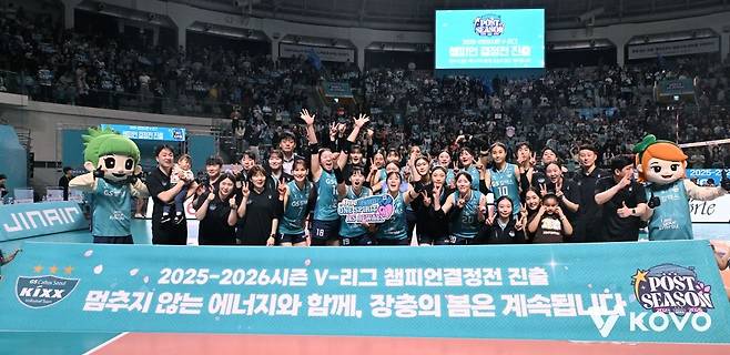 GS칼텍스 선수들이 28일 서울 장충체육관에서 열린 2025-2026 V리그 PO 2차전에서 승리하며 챔프전 진출을 확정한 뒤 기념 사진을 찍고 있다. 한국배구연맹(KOVO) 제공