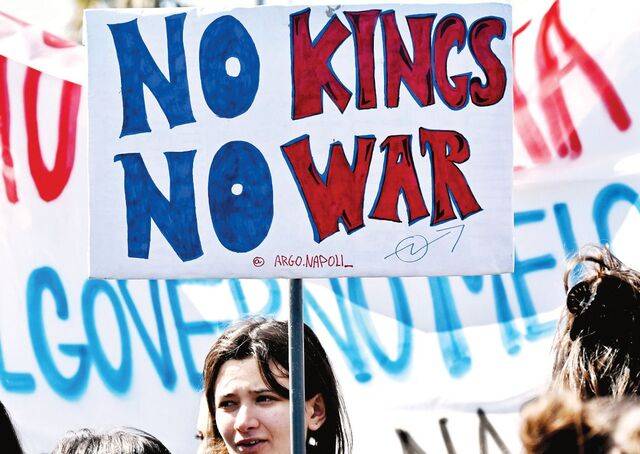 유럽 전역에서 이란 전쟁 관련 반대 시위가 열린 28일(현지시간) 이탈리아 로마의 한 시민이 ‘왕도 전쟁도 없다(NO KINGS NO WAR)’라고 적힌 피켓을 들고 행진하고 있다. AFP연합뉴스