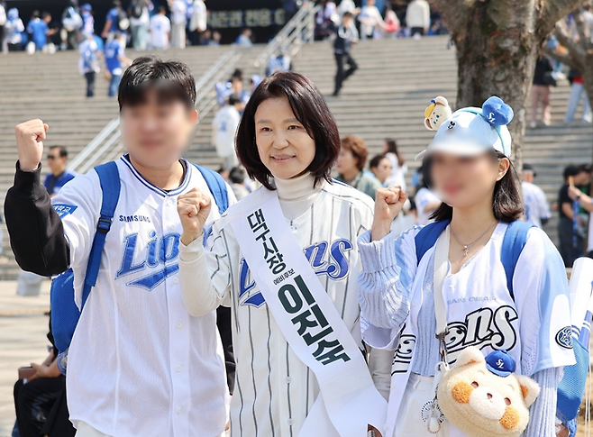 이진숙 전 방송통신위원장이 지난 28일 삼성라이온즈-롯데자이언츠와의 프로야구 대구 홈 개막전이 열린 대구라이온즈파크에서 시민들과 함께 사진을 찍고 있다. [이진숙 페이스북 갈무리]