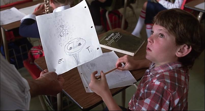 ‘E.T’의 주인공 엘리엇은 외로운 소년이다. 아버지는 가정을 내팽개쳤고 어머니는 자신을 위로해주지 않으며 학교에는 친구가 없다. [IMDb]