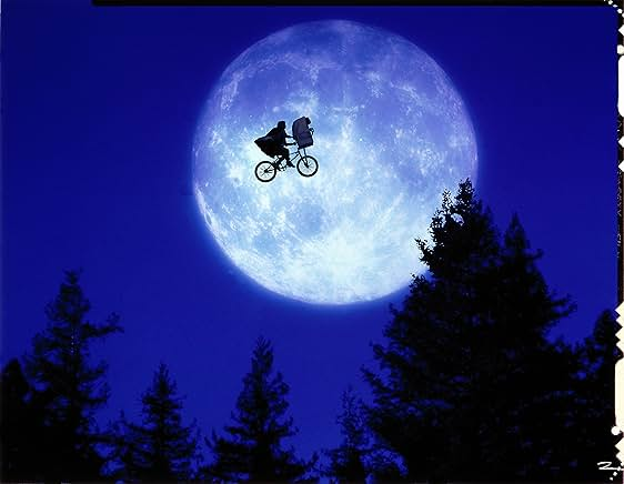 상상할 수 있다는 건 큰 축복이다. 상상은 외로운 소년을 하늘 위로 떠 오르게 할 수 있다. 지상의 근심에서 벗어나 훨훨 날게 할 수 있다. 스필버그의 ‘E.T.’는 가정불화로 어려움을 겪는 아이들이 잠시나마 날 수 있는 시간을 줬다. [IMDb]