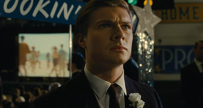 새미를 괴롭히던 동급생은 새미가 자신을 찍어둔 영상을 보고 충격받는다. 거기엔 영웅의 모습이 담겨 있었기 때문이다. 센 척 했을 뿐 자기가 별것 아닌 존재라고 여겼던 그는 자신을 되돌아볼 기회를 갖게 된다. [IMDb]