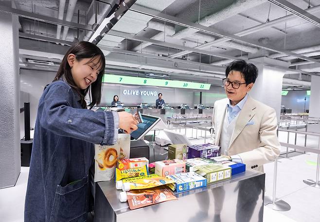 이재현 CJ그룹 회장(오른쪽)이 지난 26일 '올리브영 센트럴 명동 타운'을 방문해 계산대와 상품을 살펴보고 있다.  CJ그룹