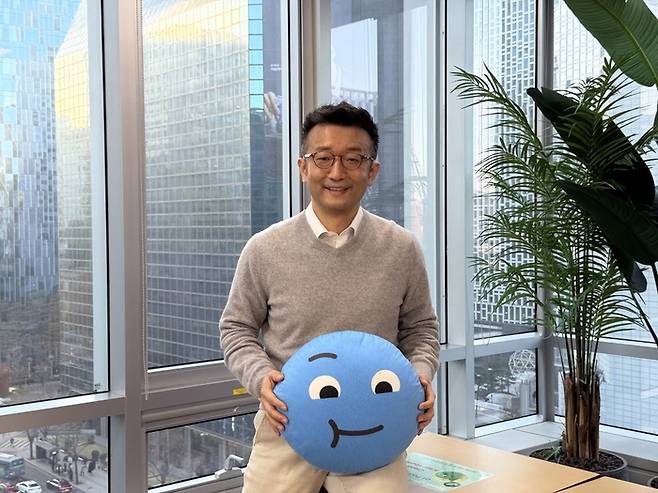 인터뷰 하고 있는 이준환 아고다 동북아시아 대표 / 사진=권효정 여행+ 기자