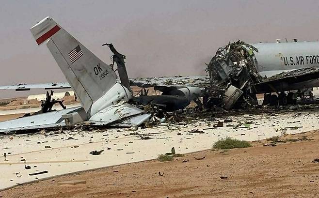 미 공군의 핵심 공중지휘통제 자산인 E‑3G 센트리 공중조기경보통제기(AWACS)가 이란의 공격으로 심각한 손상을 입은 것으로 알려졌다. 다만, 이란 이슬람혁명수비대(IRGC)와 이란 국영 프레스TV 등이 전파 중인 파손 기체 사진(위)은 인공지능(AI) 생성 가짜일 가능성이 커 피해 정도를 최종적으로 단정하기는 이르다. [이란 IRGC]