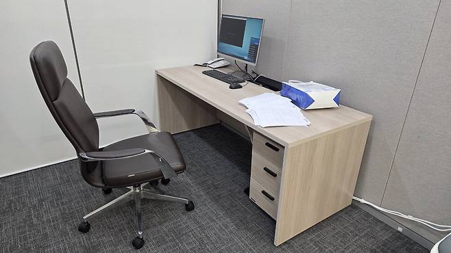 한 대학병원 의사의 책상 위에 처리해야 할 진단서 자료가 가득 쌓여 있다.  서울대 의대