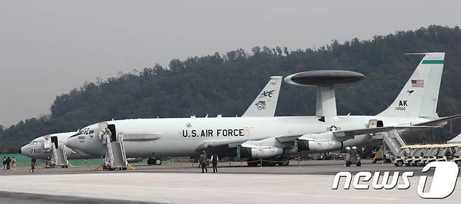 경기도 성남시 서울공항에서 열린 '서울 국제 항공우주 및 방위산업 전시회 2017(서울 ADEX 2017)' 미디어데이에서 E-3 센트리 공중조기경보통제기가 전시되어 있다. 2017.10.16 ⓒ 뉴스1