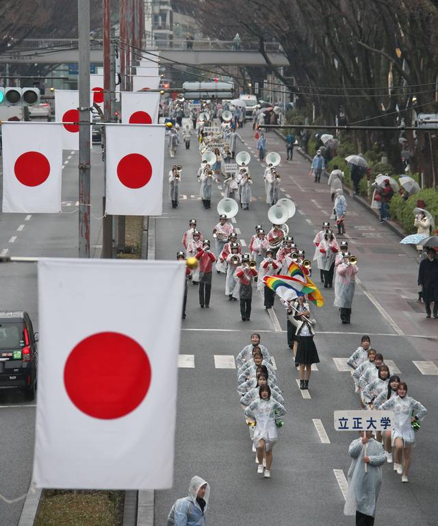 지난달 11일 ‘건국기념일’ 행진 당시 일본 도쿄(東京) 메이지(明治) 신궁 인근 참가자들. 이 기념일은 미 군정에 의해 폐지됐지만 지난 1966년 부활했다. 연합뉴스