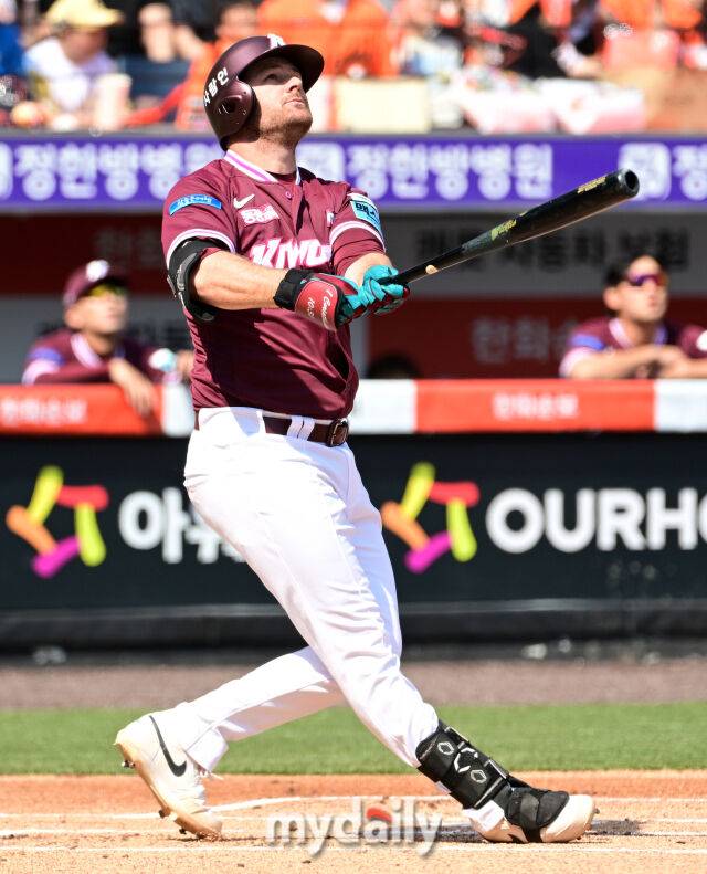 키움 브룩스가 안타를 치고 있다 / 대전 = 유진형 기자 zolong@mydaily.co.kr