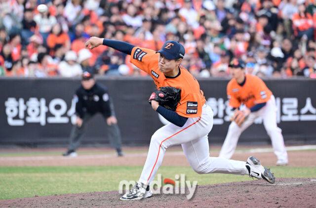 2026년 3월 28일 오후 대전 한화생명볼파크에서 열린 ‘2026 신한 SOL KBO리그' 개막전 키움 히어로즈와 한화 이글스의 경기. 한화 원종혁이 연장 11회초 역투하고 있다./대전 = 유진형 기자