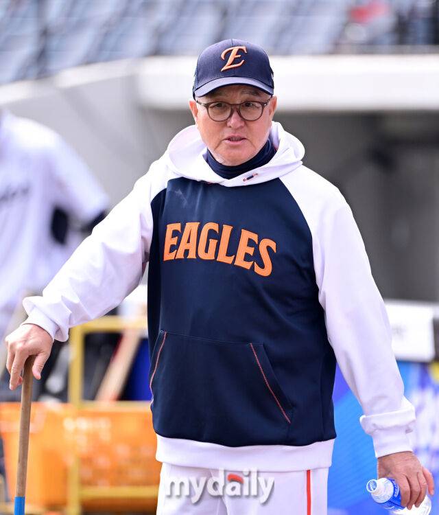 2026년 3월 29일 오후 대전 한화생명볼파크에서 열린 ‘2026 신한 SOL KBO리그' 키움 히어로즈와 한화 이글스의 경기. 경기 전 한화 김경문 감독이 선수들을 지켜보고 있다./대전 = 유진형 기자