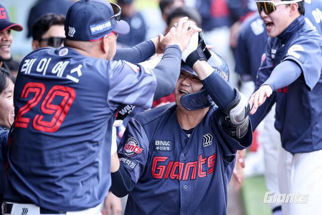 빅터 레이예스와 손호영이 홈런 세리머니를 펼치고 있다./롯데 자이언츠