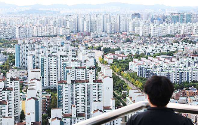 지난해 10월 경기도 수원시 영통구 일대 아파트 단지 모습. [연합]