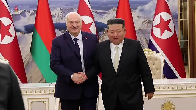 김정은 북한 국무위원장이 지난 26일 평양에서 알렉산드르 루카셴코 벨라루스 대통령과 양국 간 ‘친선 및 협조에 관한 조약’ 체결을 기념해 사진을 찍었다고 조선중앙TV가 27일 보도했다. [조선중앙TV 화면. 연합뉴스]