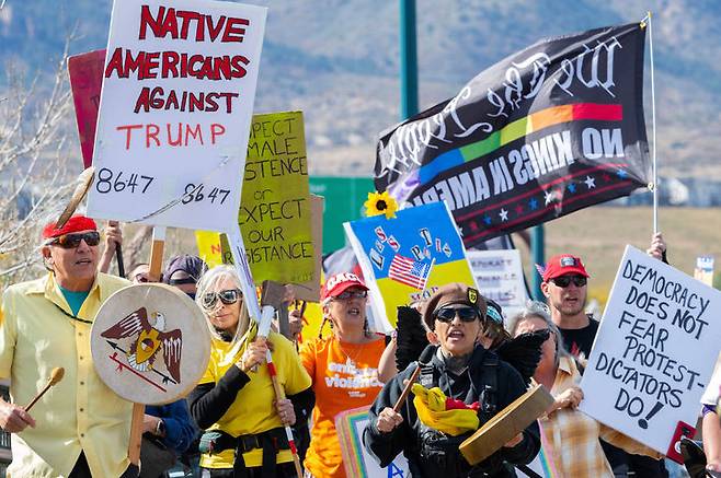 [콜로라도스프링스=AP/뉴시스] 지난 해 10월 18일 미 콜로라도주 콜로라도스프링스에서 도널드 트럼프 대통령에 반대하는 ‘노 킹스'(No Kings, 왕은 없다) 시위대가 행진하고 있다.  3월 28일 주말에도 미국 전국과 유럽 여러 나라에서 트럼프 정부의 국정 운영에 반대하는 노 킹스 시위가 세번 째로 열렸다. 2026.03.29.