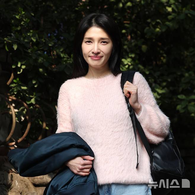 [서울=뉴시스] 박진희 기자 = 김경란 배우가 지난 27일 서울 종로구 연극 '만무방' 연습실에서 인터뷰 하고 있다. 방송인에서 배우로 활동 영역을 넓혀온 그는 연극 '만무방' 통해 한 단계 더 깊어진 배우로서의 변신과 도전을 보여준다. 2026.03.29. pak7130@newsis.com