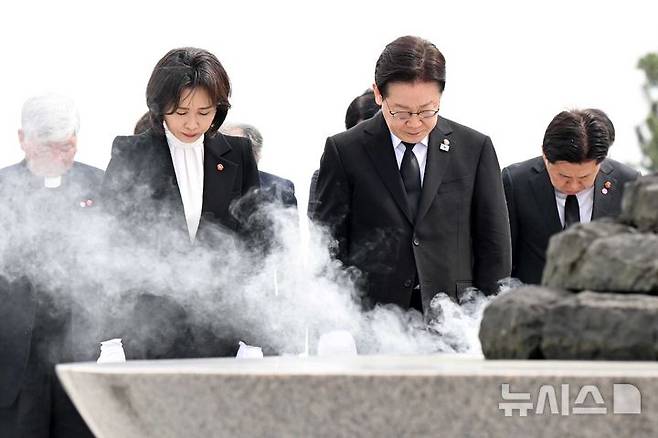 [제주=뉴시스] 최동준 기자 = 이재명 대통령과 김혜경 여사가 29일 제주 4.3평화공원을 방문해 참배하고 있다. 2026.03.29. photocdj@newsis.com