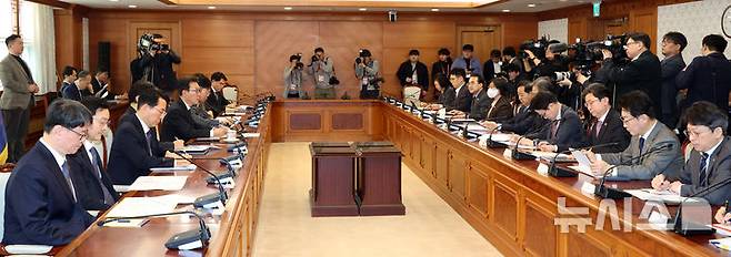 [서울=뉴시스] 추상철 기자 = 김민석 국무총리가 29일 오후 서울 종로구 정부서울청사에서 열린 비상경제본부회의를 주재하고 있다. 2026.03.29. scchoo@newsis.com