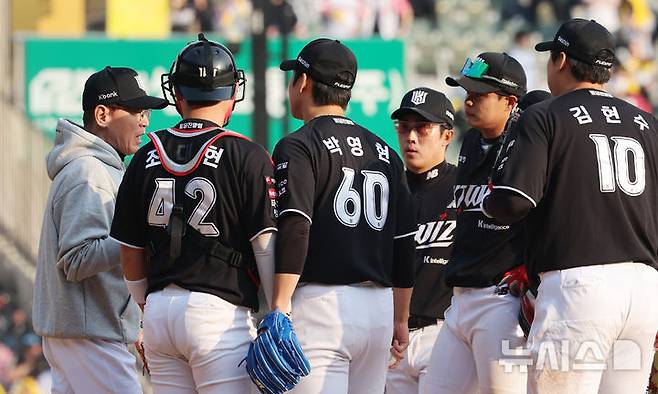 [서울=뉴시스] 박주성 기자 =  29일 오후 서울 송파구 잠실야구장에서 열린 2026 신한 SOL KBO리그 KT 위즈와 LG 트윈스의 경기, 9회말 원아웃 주자 1루에서 KT 이강철 감독이 마운드에 올라와 선수들과 이야기를 나누고 있다. 2026.03.29. park7691@newsis.com