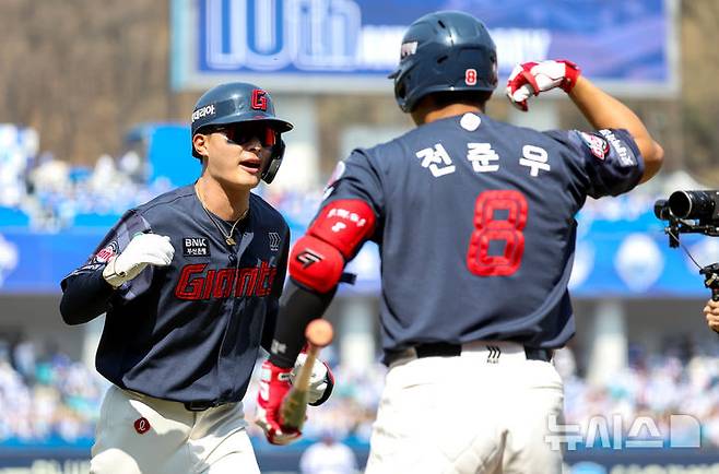 [대구=뉴시스] 이무열 기자 = 28일 대구 수성구 삼성라이온즈파크에서 열린 2026 신한 SOL KBO리그 개막전 롯데 자이언츠와 삼성 라이온즈 경기, 1회초 1사 주자 1루 상황에서 롯데 윤동희가 투런 홈런을 친 뒤 더그아웃에 들어서며 전준우와 기뻐하고 있다. 2026.03.28. lmy@newsis.com