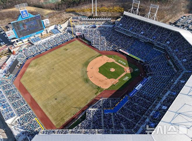 [대구=뉴시스] 이무열 기자 = 28일 대구 수성구 삼성라이온즈파크에서 열린 2026 신한 SOL KBO리그 롯데 자이언츠와 삼성 라이온즈의 개막전을 찾은 관중들이 경기를 즐기고 있다. 2026.03.28. lmy@newsis.com