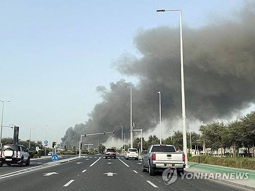지난 1일 아부다비 자예드항구에 이란 미사일로 인한 화재가 발생한 모습. [로이터 연합뉴스 제공]