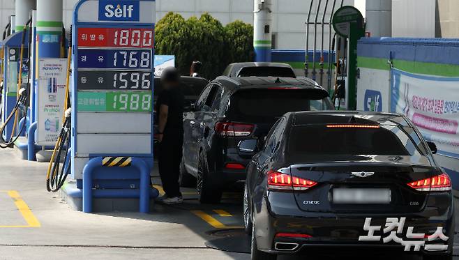 2차 석유 최고가격제 발표를 하루 앞두고 지난 26일 서울시내 한 주유소에서 시민들이 차량들이 주유를 하기 위해 줄지어 대기하던 모습. 황진환 기자