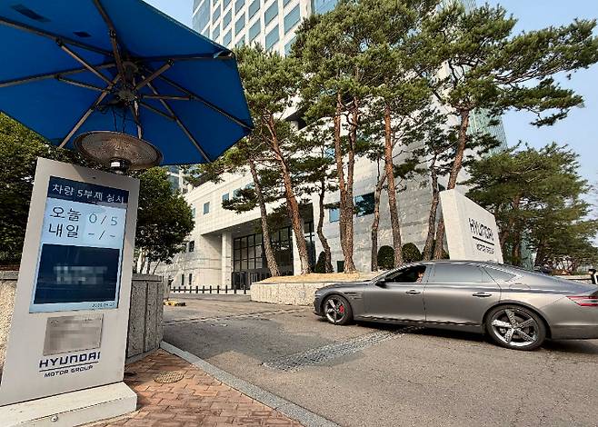 현대자동차그룹이 29일 "차량 5부제를 전 그룹사로 확대 시행하는 등 국가적인 에너지 위기 극복을 위해 전 그룹사 차원의 에너지 절약에 적극 나선다"고 밝혔다. 사진은 차량 5부제 시행 중인 현대차·기아 양재 사옥 정문 모습. 현대차그룹 제공