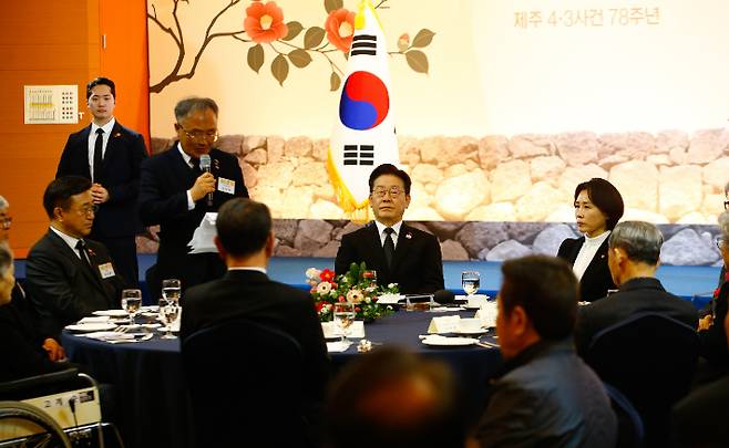 이재명 대통령이 29일 제주를 찾아 국가폭력범죄 시효 폐지와 제주4.3 왜곡 처벌을 약속했다. 제주도청 출입기자단