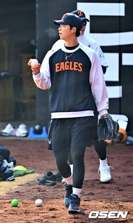 [OSEN=대전, 민경훈 기자] 12일 대전 한화생명볼파크에서 2026 신한 SOL KBO리그 시범경기 한화 이글스와 삼성 라이온즈의 경기가 열릴 예정인 가운데 경기 전 훈련이 진행됐다.시범경기는&nbsp;오늘(12일)부터&nbsp;오는 24일까지 진행되며, 각 팀이 12경기씩 치러 총 60경기가 펼쳐진다.경기 전 한화 엄상백이 캐치볼을 준비하고 있다. 2026.03.12 /rumi@osen.co.kr