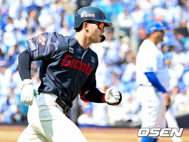 [OSEN=대구, 조은정 기자] 28일 대구삼성라이온즈파크에서 ‘2026 신한 SOL KBO 리그’ 삼성 라이온즈와 롯데 자이언츠의 개막전이 열렸다.개막전 선발 투수로 삼성은 후라도를 롯데는 로드리게스를 내세웠다.1회초 1사 1루에서 롯데 윤동희가 우월로 선제 투런 홈런을 날린 뒤 베이스를 돌고 있다. KBO 2026 시즌 첫 홈런. 2026.03.28 /cej@osen.co.kr