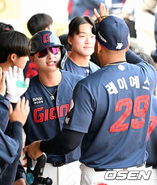 [OSEN=대구, 조은정 기자] 28일 대구삼성라이온즈파크에서 ‘2026 신한 SOL KBO 리그’ 삼성 라이온즈와 롯데 자이언츠의 개막전이 열렸다.개막전 선발 투수로 삼성은 후라도를 롯데는 로드리게스를 내세웠다.1회초 1사 1루에서 롯데 윤동희가 우월로 선제 투런 홈런을 날린 뒤 더그아웃에서 레이예스의 축하를 받고 있다. KBO 2026 시즌 첫 홈런. 2026.03.28 /cej@osen.co.kr