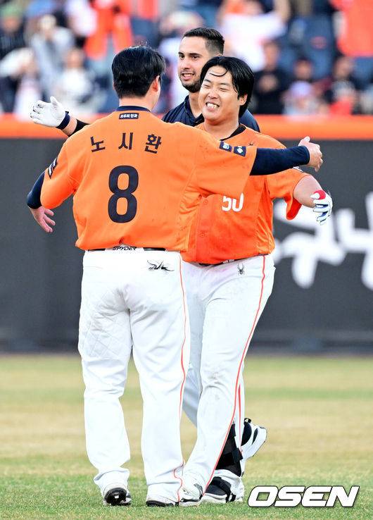 [OSEN=대전, 최규한 기자] 28일 대전 한화생명볼파크에서 ‘2026 신한 SOL KBO리그’ 개막전 한화 이글스와 키움 히어로즈의 맞대결이 열렸다.이날 경기는 연장 11회말 2사 2루에서 강백호가 끝내기 적시타를 뽑아애며 한화가 극적인 승리를 거뒀다. 연장 11회말 2사 2루 상황 한화 강백호가 끝내기 안타를 날린 뒤 노시환과 기뻐하고 있다. 2025.03.28 / dreamer@osen.co.kr