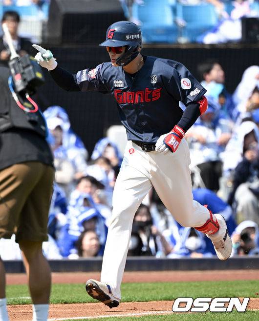 [OSEN=대구, 조은정 기자] 28일 대구삼성라이온즈파크에서 ‘2026 신한 SOL KBO 리그’ 삼성 라이온즈와 롯데 자이언츠의 개막전이 열렸다.개막전 선발 투수로 삼성은 후라도를 롯데는 로드리게스를 내세웠다.1회초 1사 1루에서 롯데 윤동희가 우월로 선제 투런 홈런을 날린 뒤 베이스를 돌고 있다. KBO 2026 시즌 첫 홈런. 2026.03.28 /cej@osen.co.kr